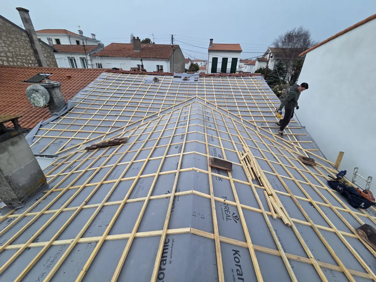 Écran sous-toiture déroulé sur toute la surface et liteaunage cloué par-dessus, avant pose des tuiles