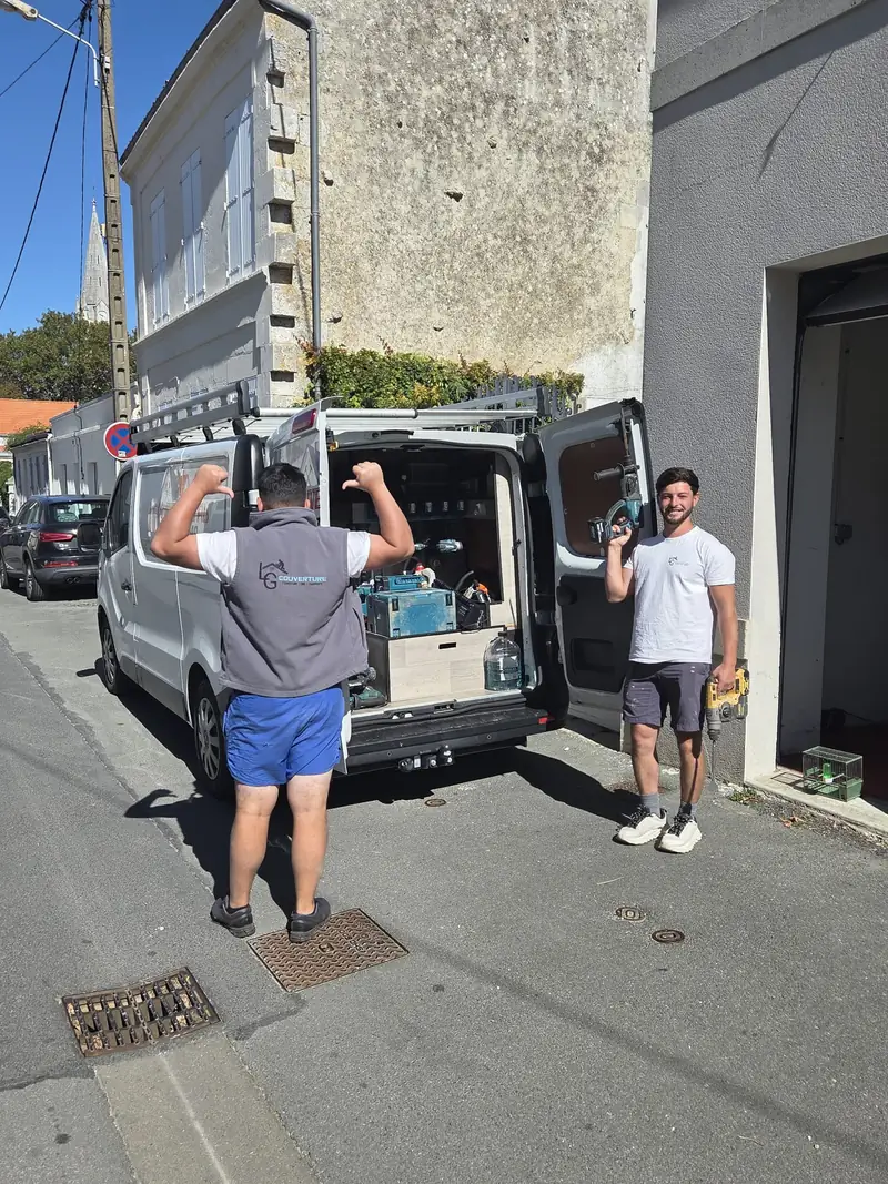 Noam Lagrenée et son équipe devant le fourgon de LG Couverture & fils, portes arrière ouvertes sur l'outillage, dans une rue de Charente-Maritime