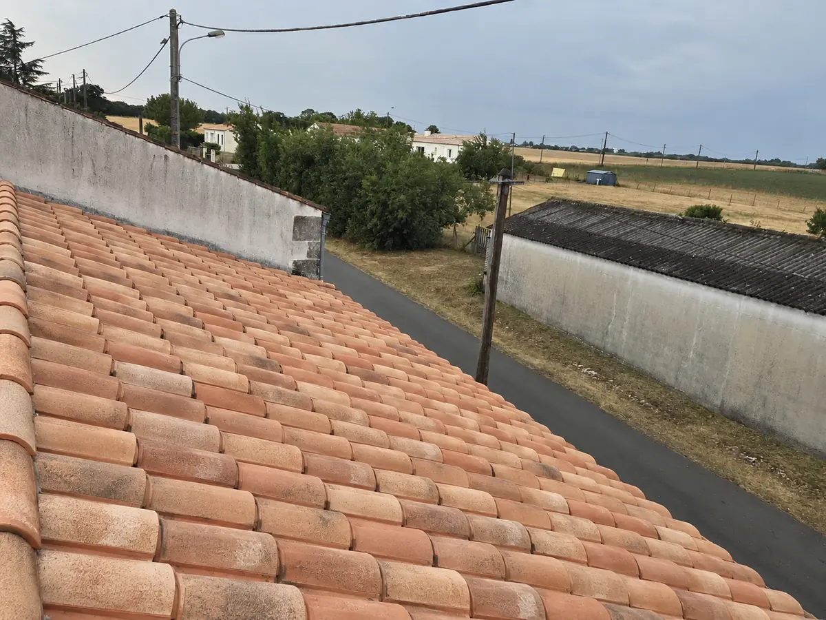 Le même pan terminé, lignes de tuiles canal régulières jusqu'à l'égout, le long de la route