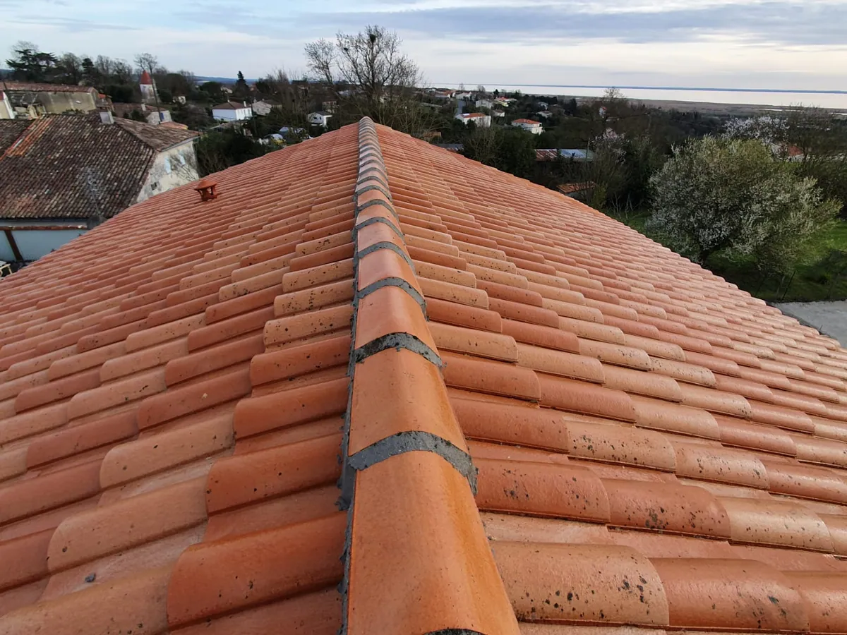Croupe de toiture livrée, faîtières scellées et arêtiers repris jusqu'à l'égout sur les deux pans